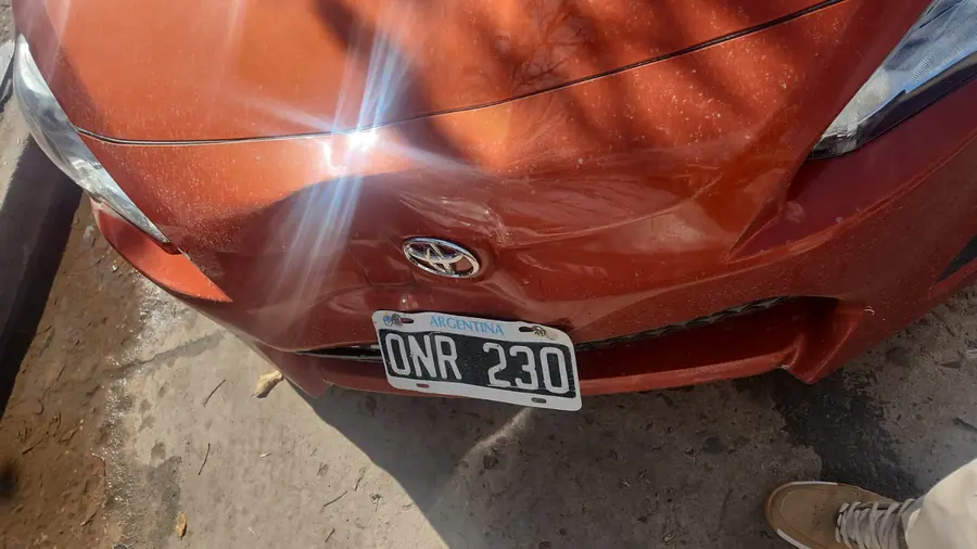 Detalle del paragolpes delantero hundido y plegado junto al emblema de Toyota.
