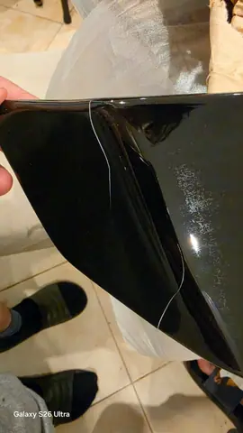 Detalle de la fisura que atraviesa el alerón negro de lado a lado.