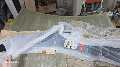 La pieza de reemplazo envuelta en film plástico con etiqueta de frágil.