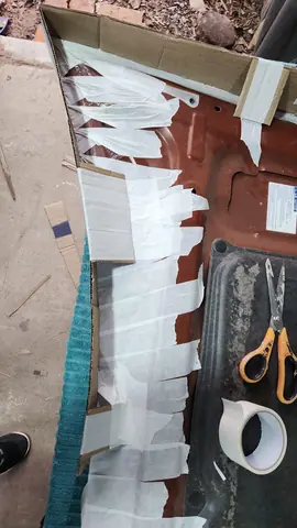 Detalle del borde de cartón y las tiras de cinta cortadas a mano.
