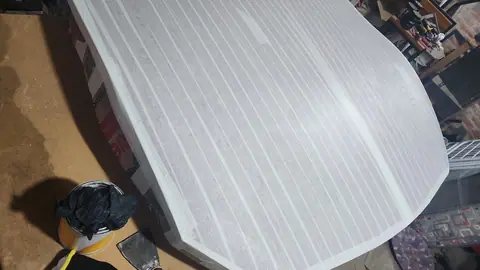 La superficie cubierta por completo con una capa uniforme blanca.