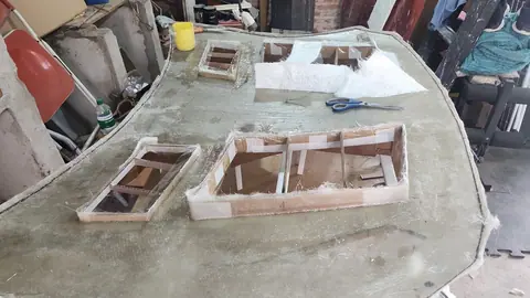 Los conductos de cartón montados dentro de las aberturas del capó.