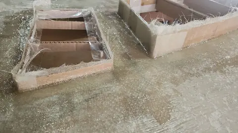 Detalle de los conductos con la fibra de vidrio deshilachada alrededor.