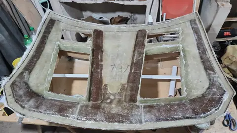 El reverso del capó de fibra con los nervios de refuerzo y los conductos formados.