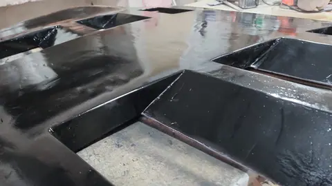 Detalle en ángulo de los conductos negros de las tomas de aire.