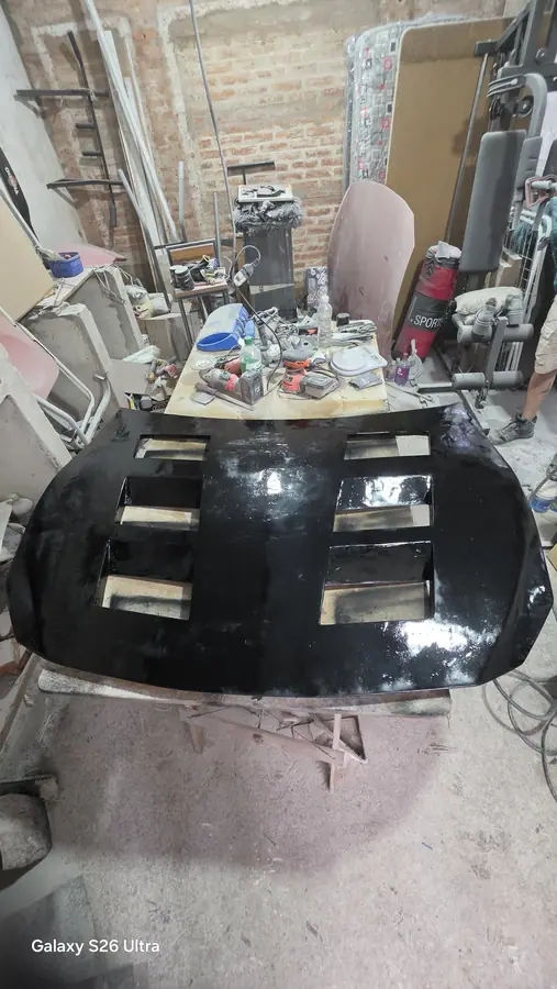 El capó de fibra terminado en negro con las seis tomas de aire.