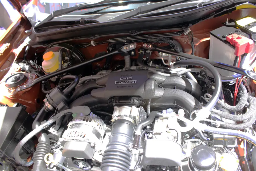Vano motor de un Toyota 86 con el motor bóxer FA20 de dos litros.