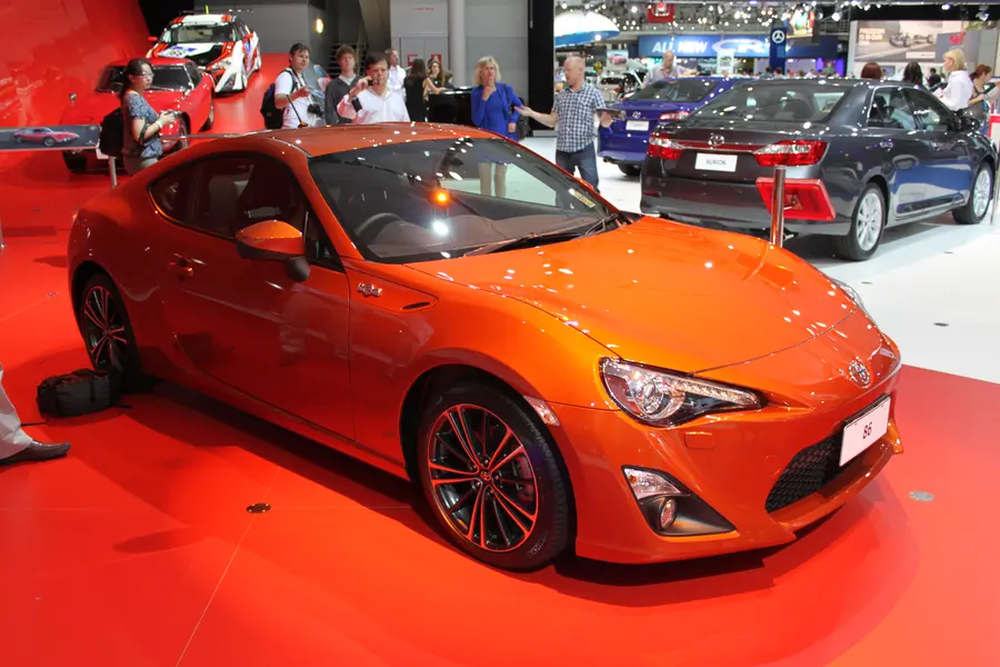 Un Toyota 86 de 2012 en color naranja metalizado, el mismo color que el Chuchazo.