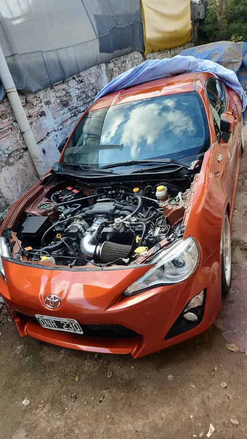 El vano motor del 86 abierto, con el bóxer y el filtro de aire cónico a la vista.