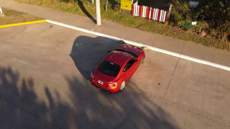 Fotograma aéreo del auto tomado con dron.