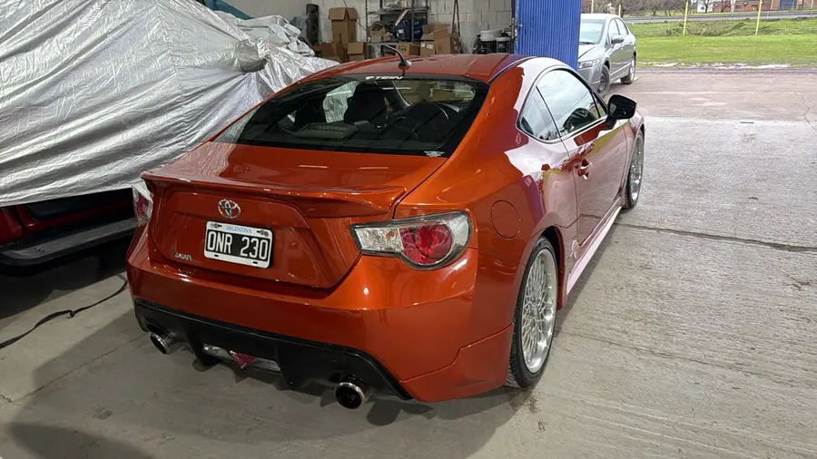 La cola del Toyota 86 ya reparada y pintada, con el paragolpes entero y el naranja uniforme.